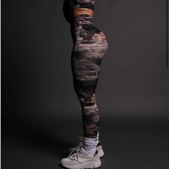 OUR PASSION "EVERSON SEAMLESS" SCRUNCH LEGGINGS IN DARC BROWN WOODLAND CAMO - Picture 2 of 12